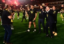 Πρωταθλήτρια Ελλάδας η ΑΕΚ, 2-1 τον Παναθηναϊκό εκμεταλλευόμενη το 1-1 στο Φάληρο.