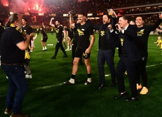 Πρωταθλήτρια Ελλάδας η ΑΕΚ, 2-1 τον Παναθηναϊκό εκμεταλλευόμενη το 1-1 στο Φάληρο.