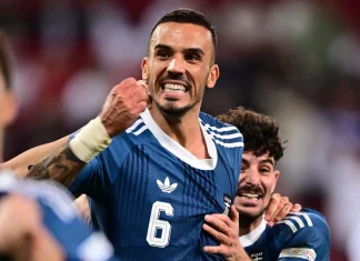 Γερμανία – Ελλάδα 0-1: Η γαλανόλευκη ξέρανε την Μάνσαφτ του Κλοπ και έγραψε ιστορία με χρυσό σκόρερ Κουρμπέλη.