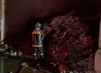 Στις φλόγες εργοστάσιο βάμβακος έξω από τα Τρίκαλα – Καίγονται έξι αποθήκες.